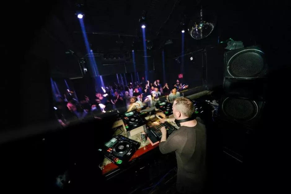 Contact in Japan, East Asia | Nightclubs - Rated 0.7
