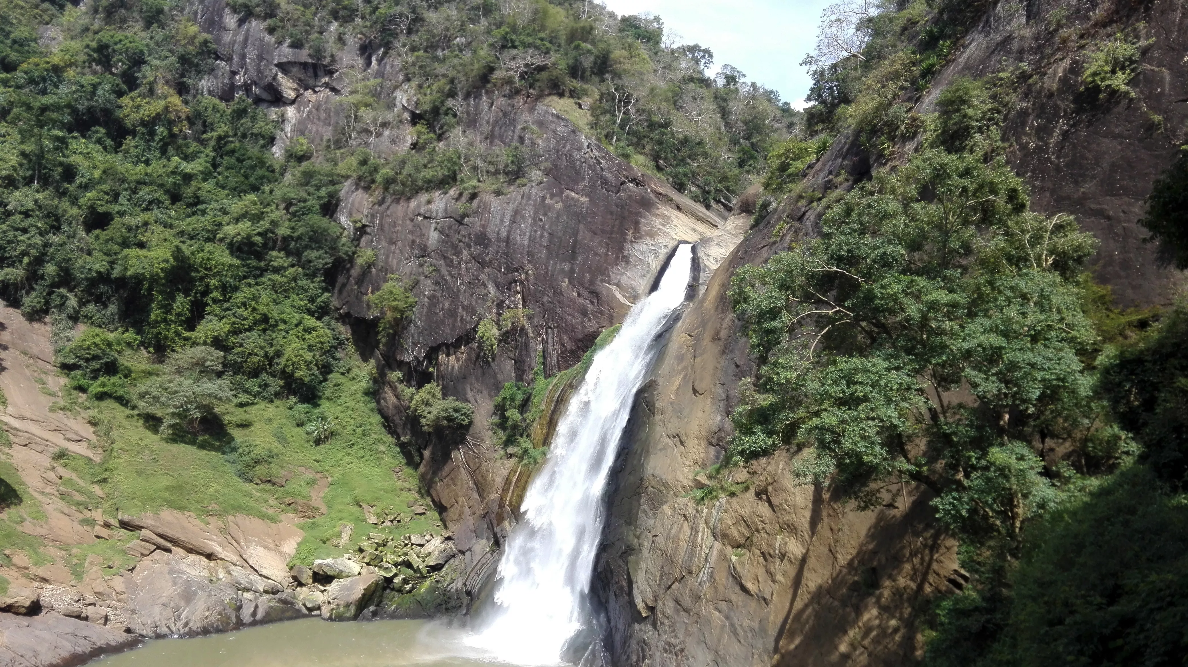 Dunhinda Falls in Sri Lanka, Central Asia | Waterfalls - Rated 3.8