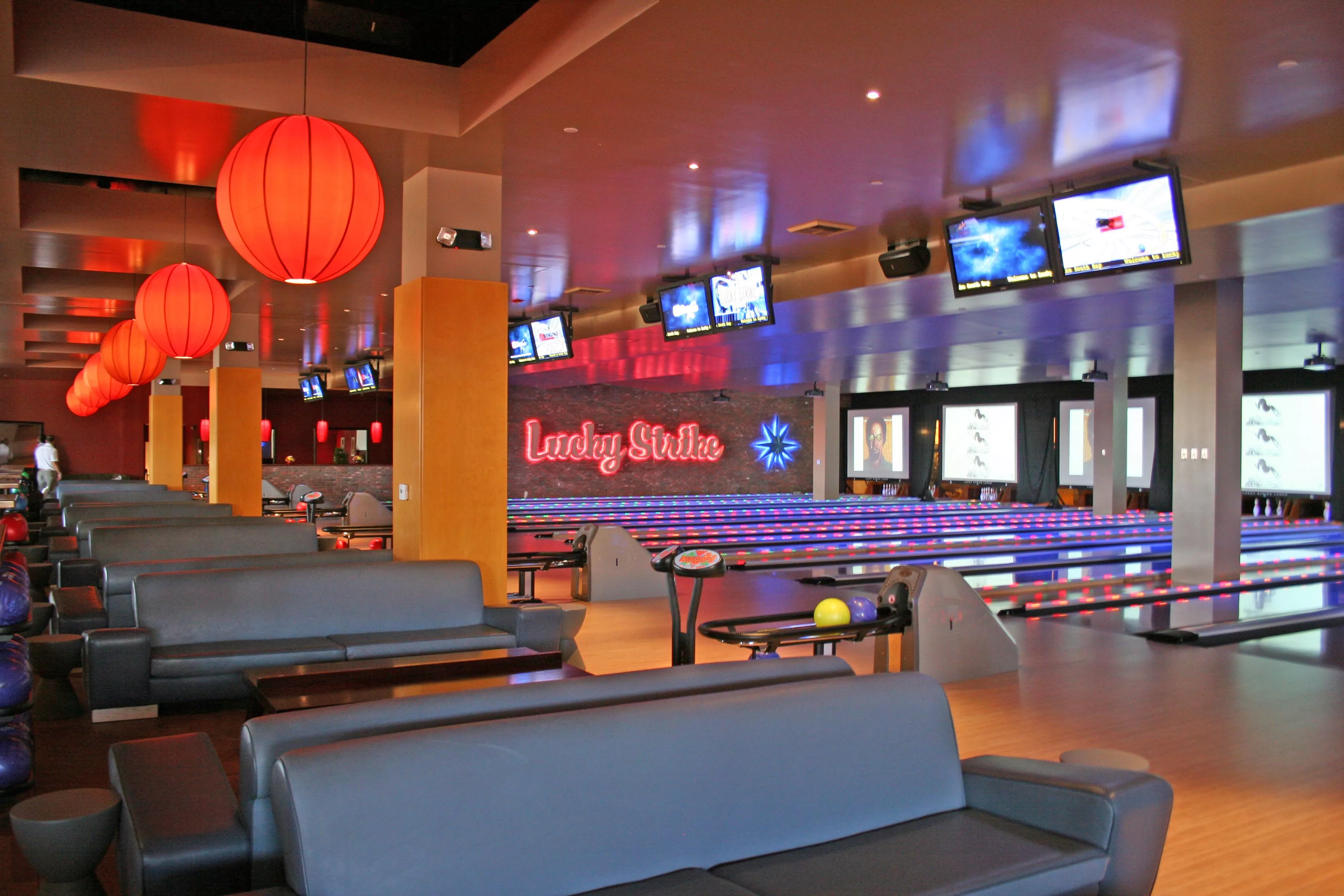 Kings Dining & Entertainment in USA, North America | Bowling,Restaurants,Billiards - Rated 5.5