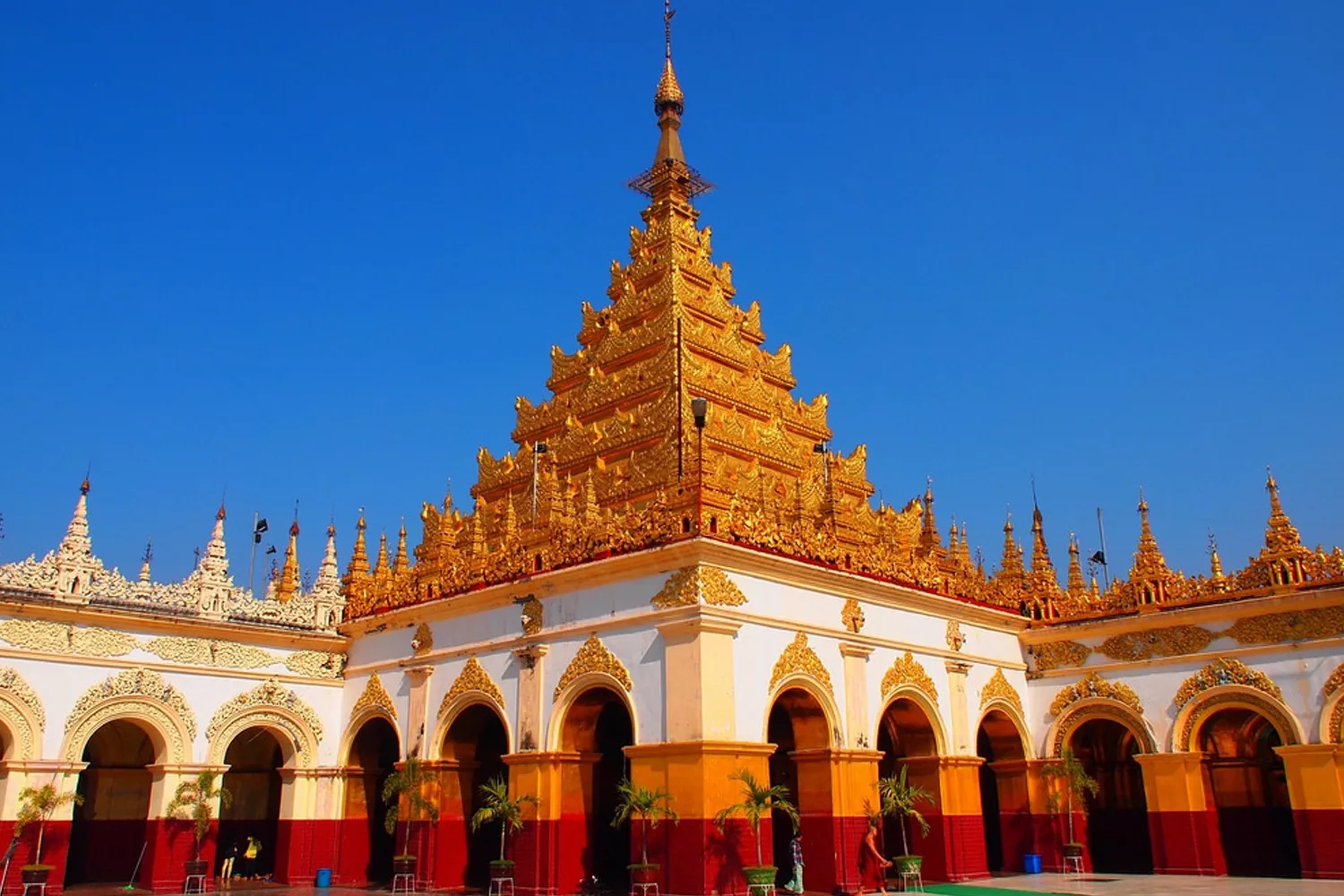 Mahamuni Buddha Temple in Myanmar, Central Asia | Architecture - Rated 3.7