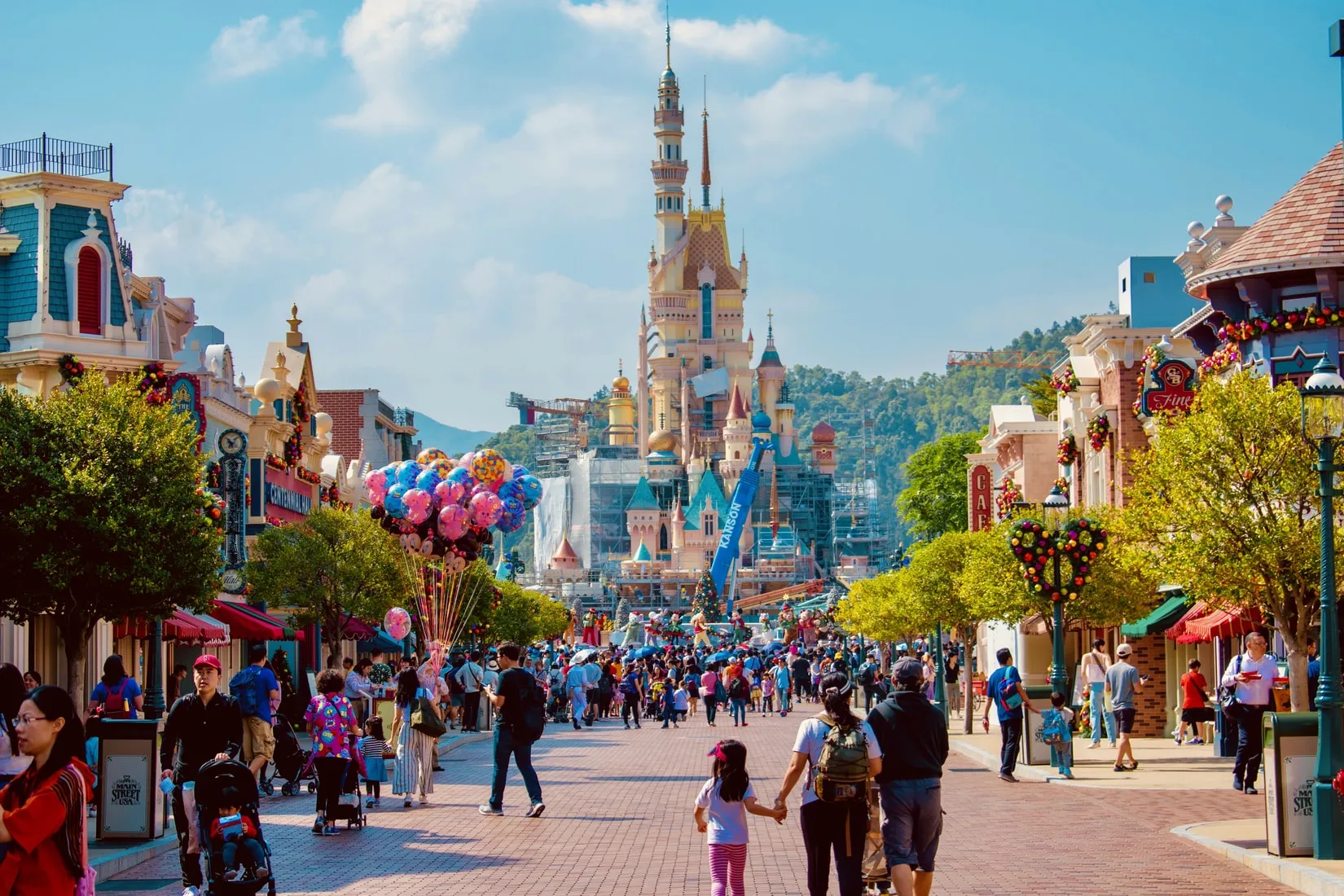 Familly attractions example - Parents and children have fun at Disneyland