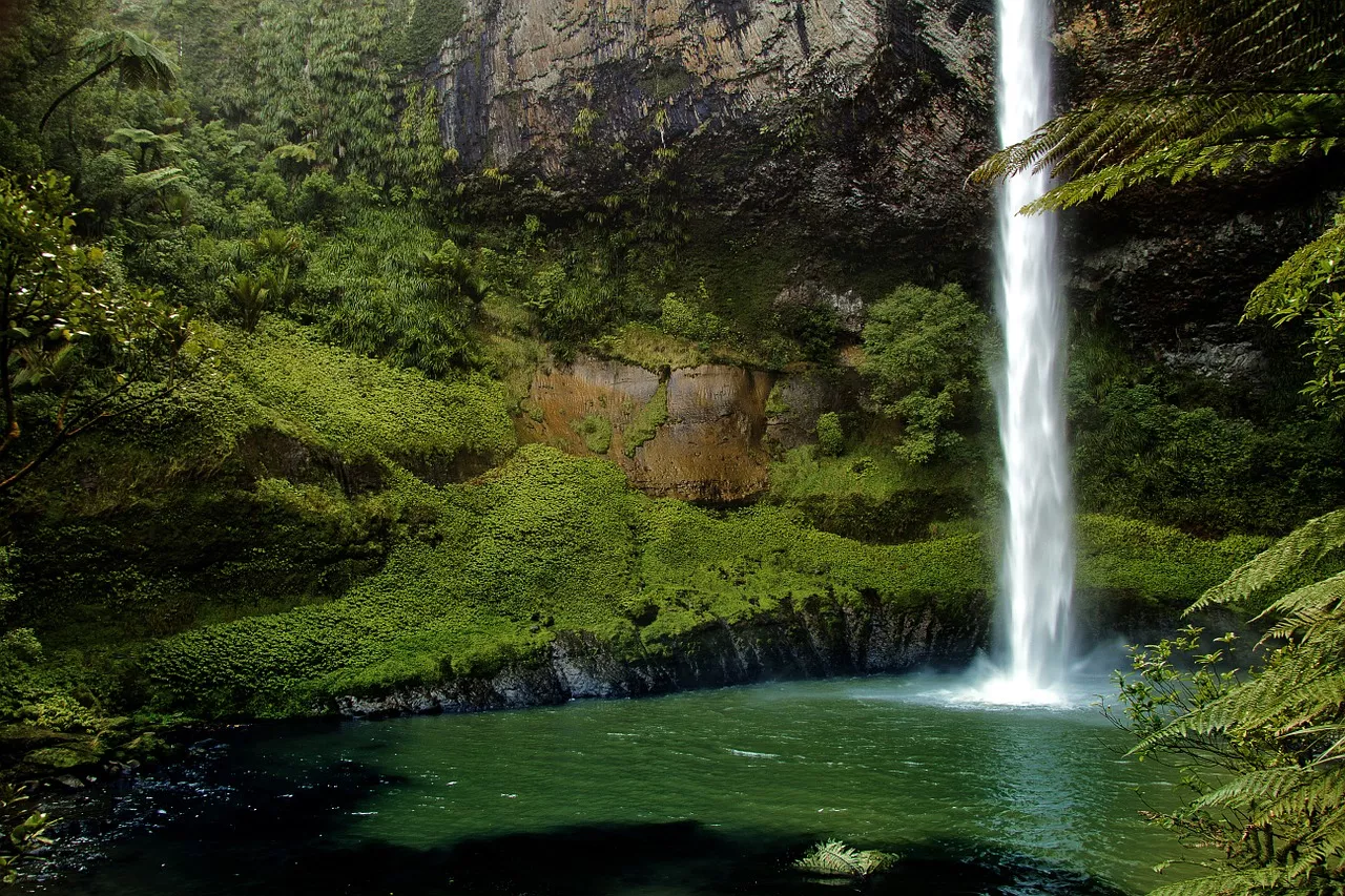 Bridal Veil Falls in New Zealand, Australia and Oceania | Waterfalls - Rated 3.8