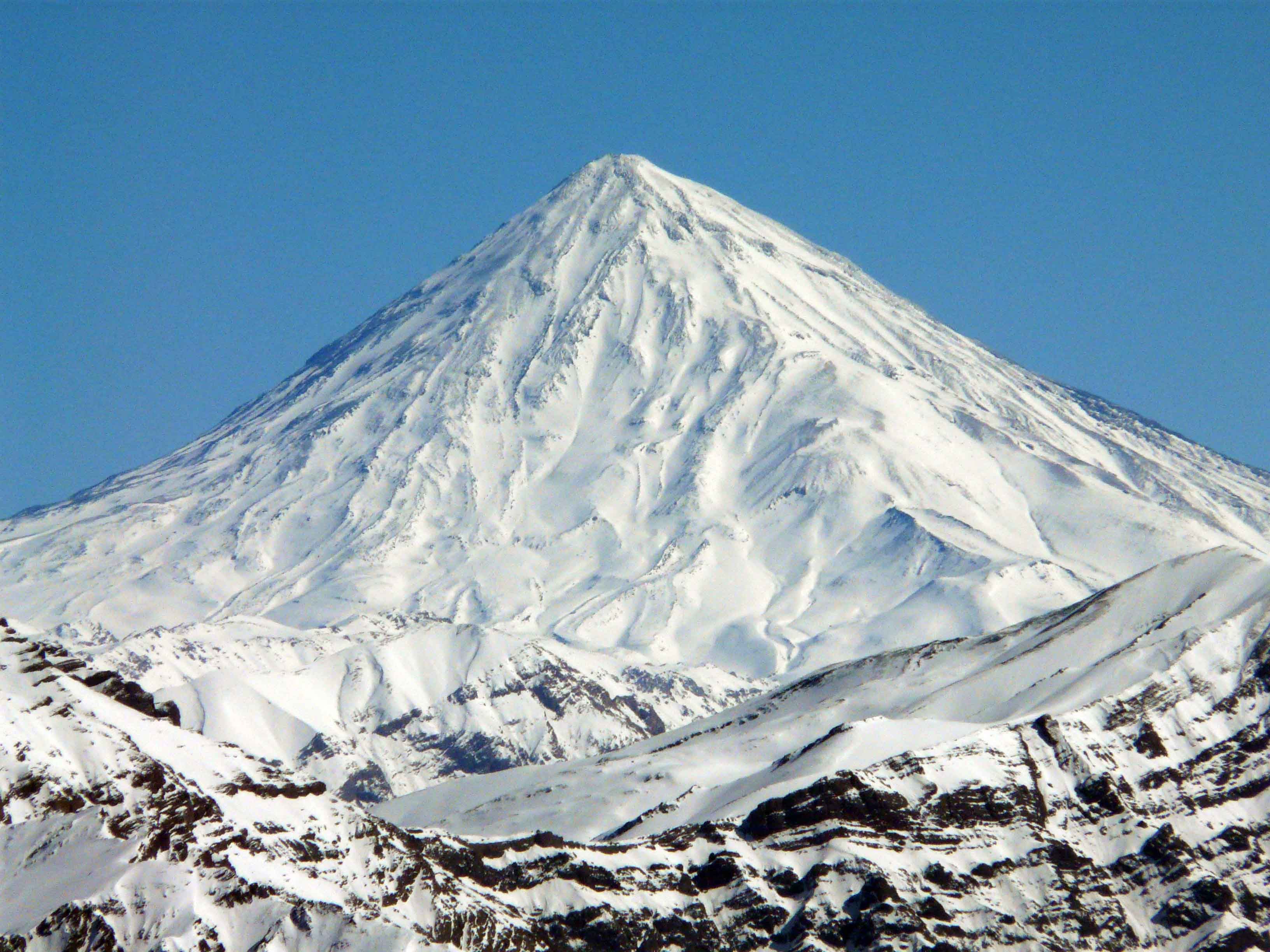 Эльбрус гора вулканы по высоте. Иран вулкан Демавенд. Горы Эльбурс в Иране. Демавенд на вершине. Стратовулкан Эльбрус.