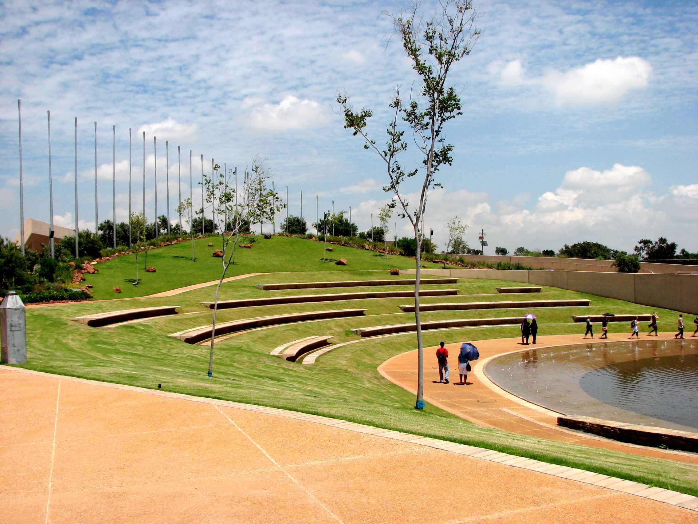 V s park. Парк Горького амфитеатр ландшафт. Парк свободы Претория. Парк Яуза амфитеатр. Freedom парк ЮАР Pretoria.