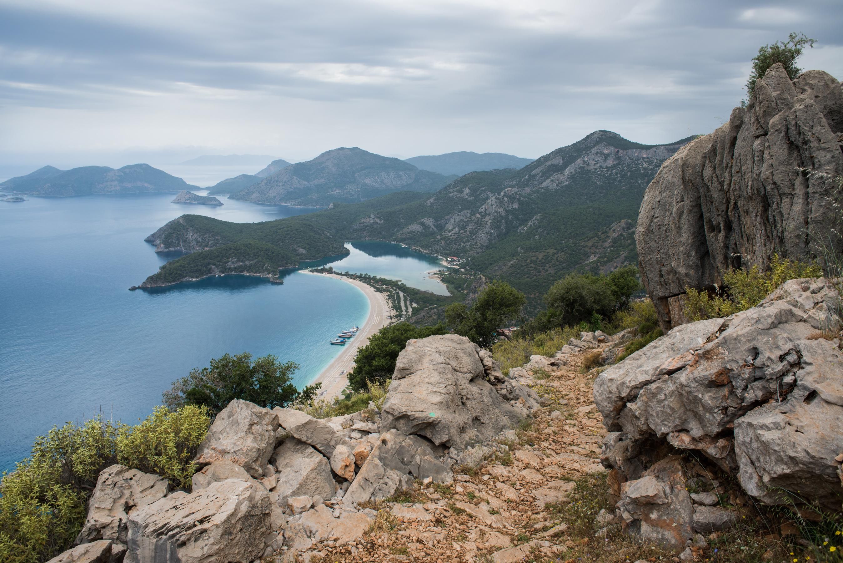 Тропе 6. Lycian Trail. Ликия Олюдениз горы. Ликийская тропа достопримечательности Олюдениза. Бухта Олюдениз вид с Ликийской тропы.