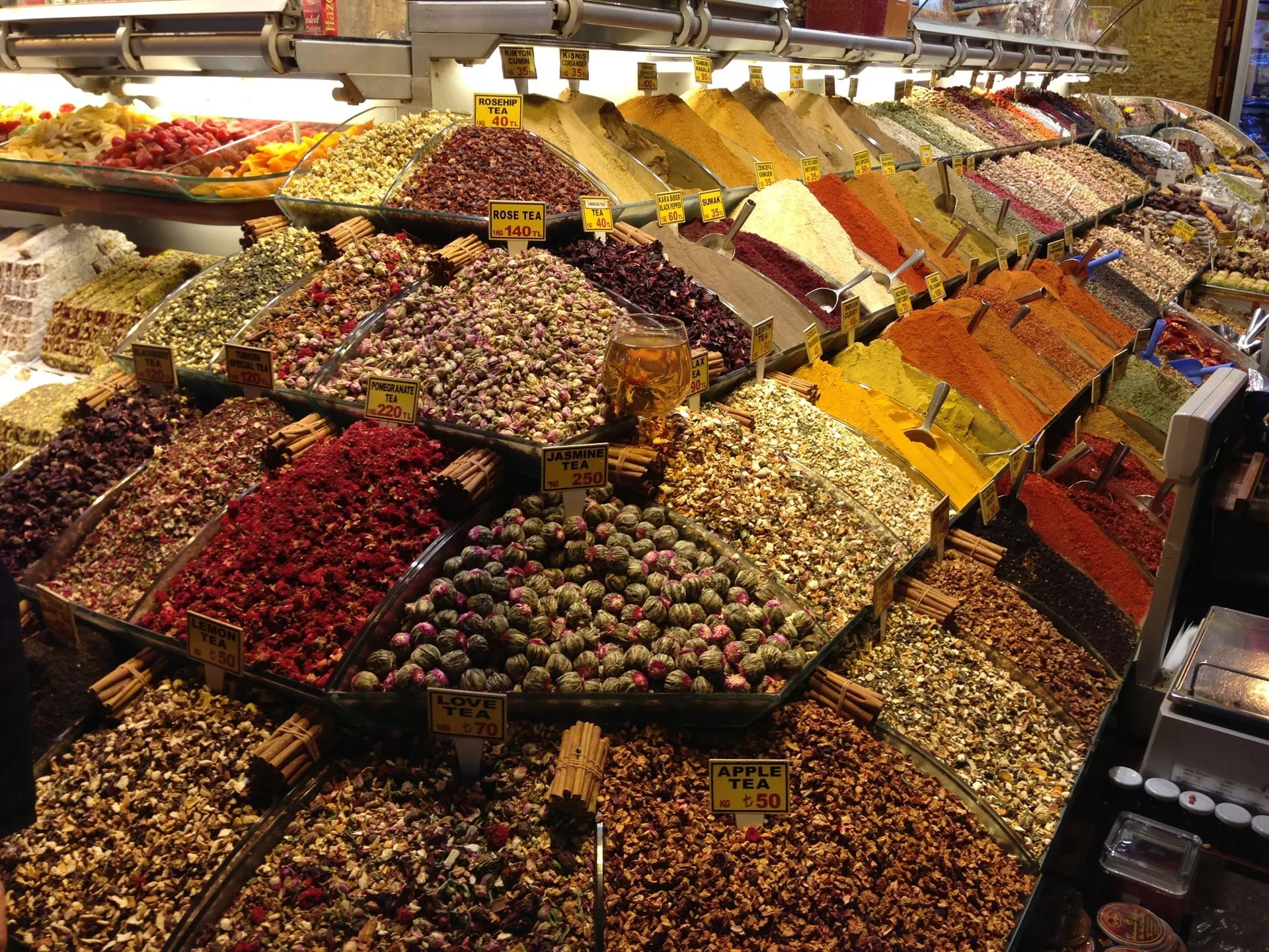 Crocodile Spice Bazaar Kadikoy in Turkey, central_asia | Spices - Country Helper