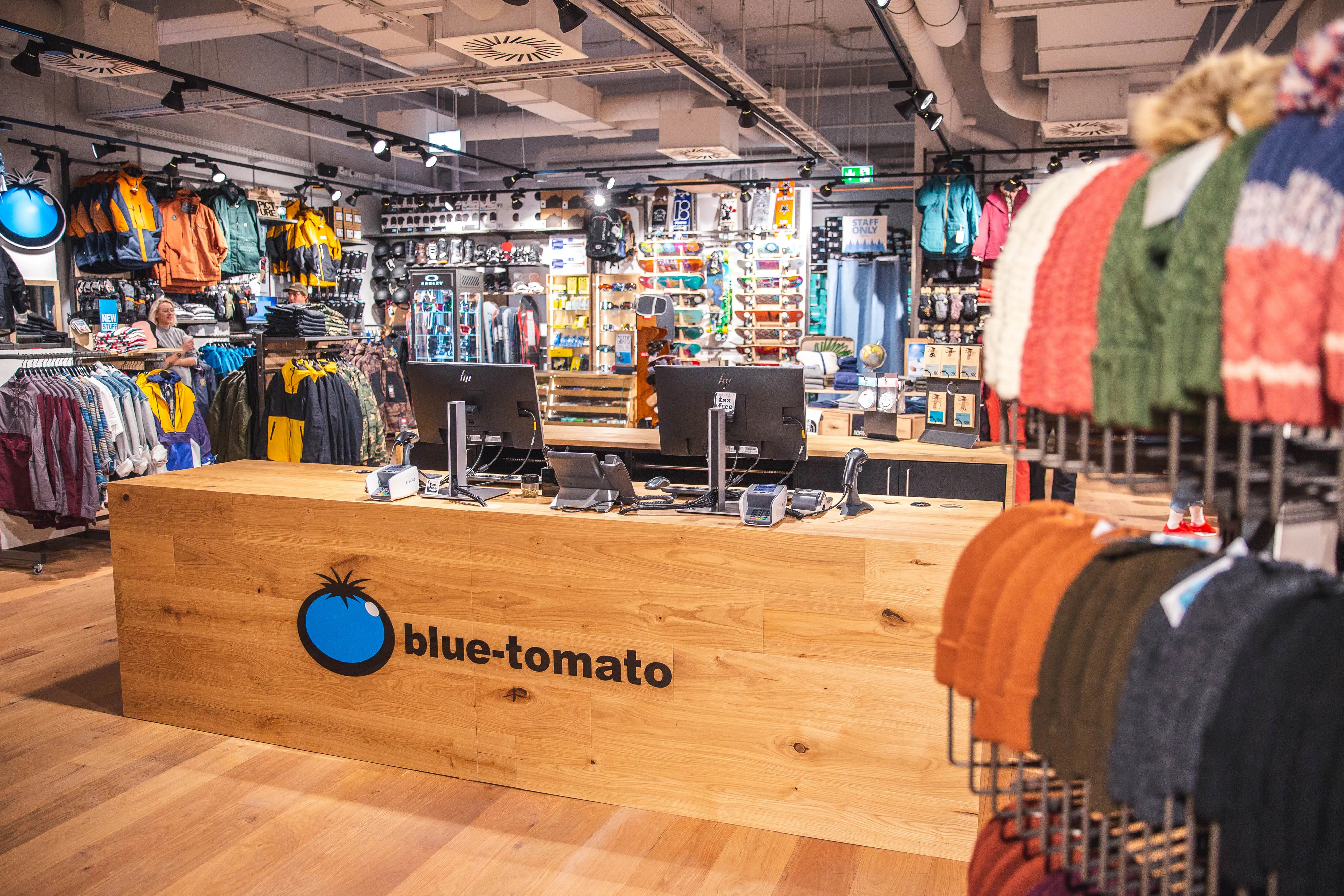 Blue Tomato Shop Dresden in Germany, europe | Sportswear - Country Helper