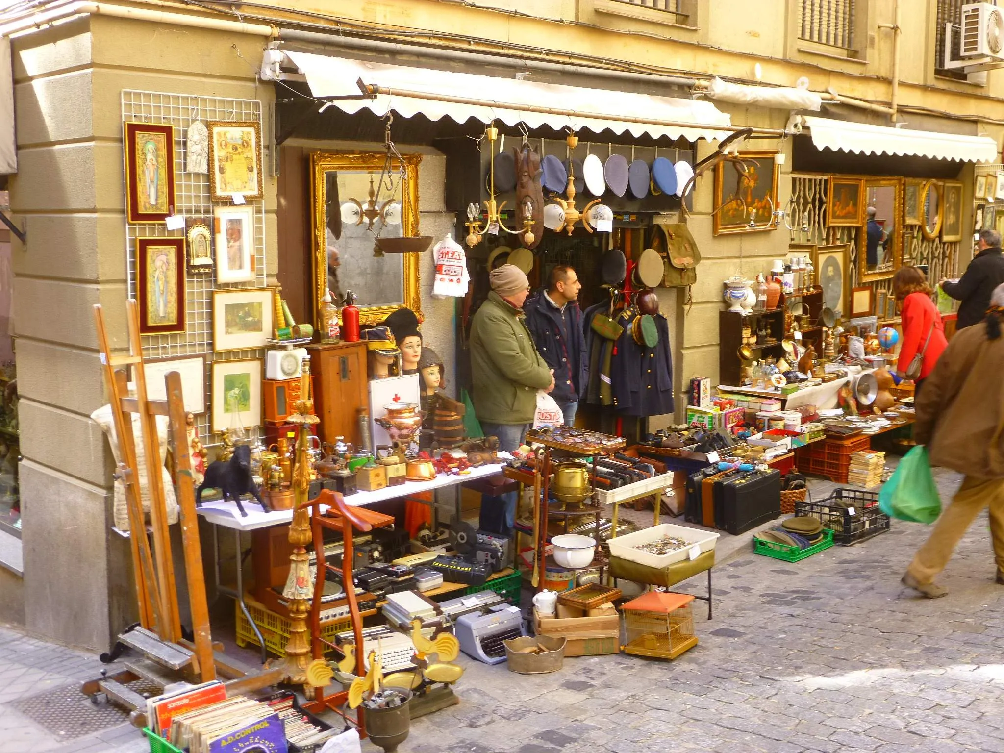 El Rastro in Spain, europe | Souvenirs,Accessories,Gifts,Other Crafts - Country Helper