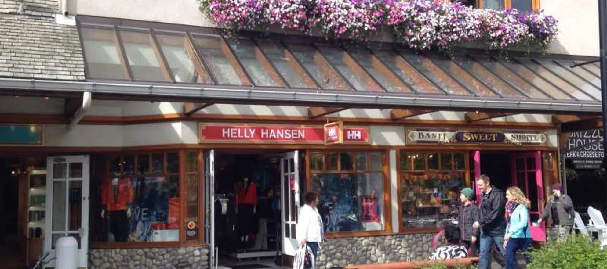 Helly Hansen Store in Canada, north_america | Clothes - Country Helper