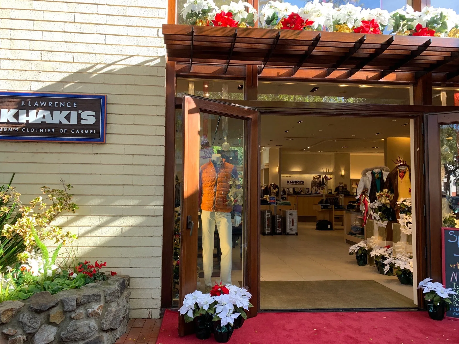Khaki's of Carmel in USA, north_america | Clothes - Country Helper