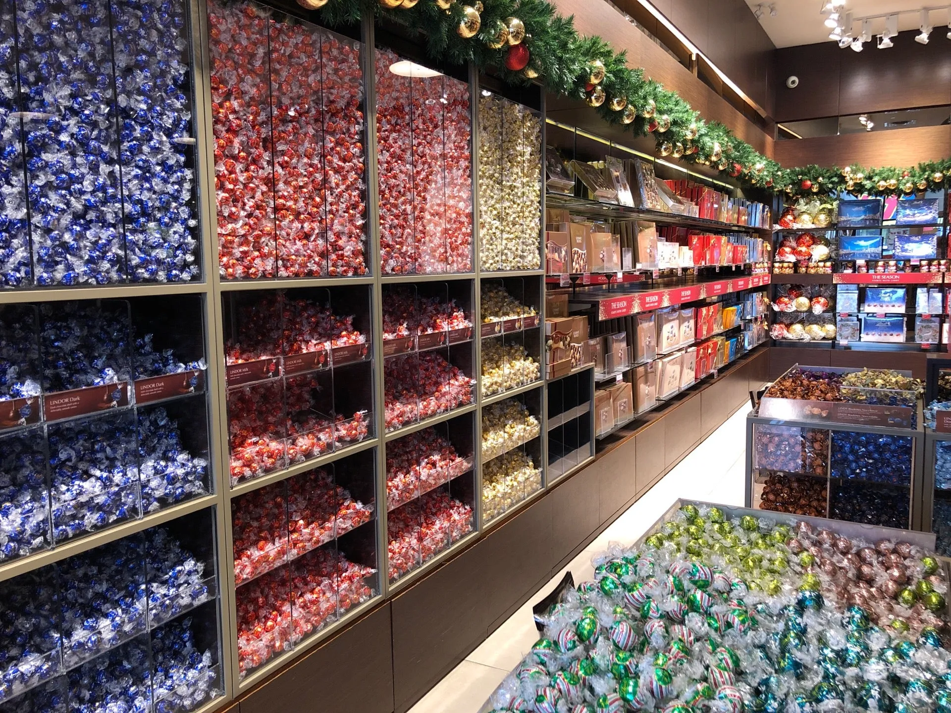 Lindt Chocolate Shop in Canada, north_america | Sweets - Country Helper