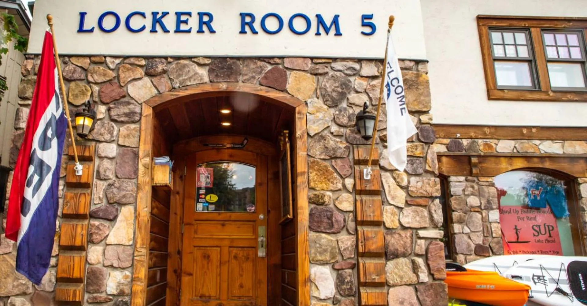 Locker Room 5 in USA, north_america | Sportswear - Country Helper