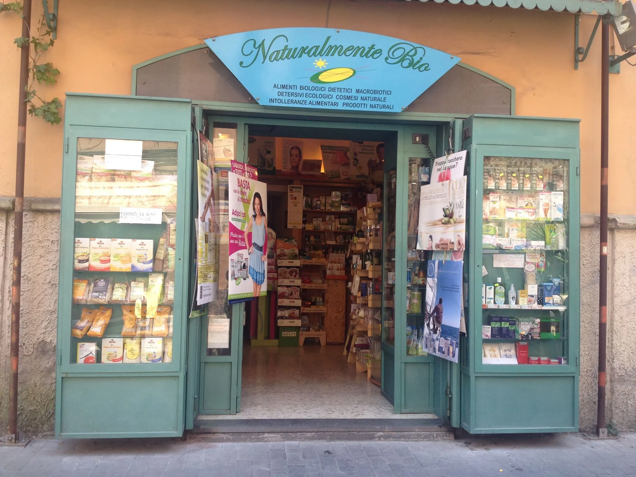 NaturPlus Bio Store Naples Vomero in Italy, europe | Natural Beauty Products - Country Helper