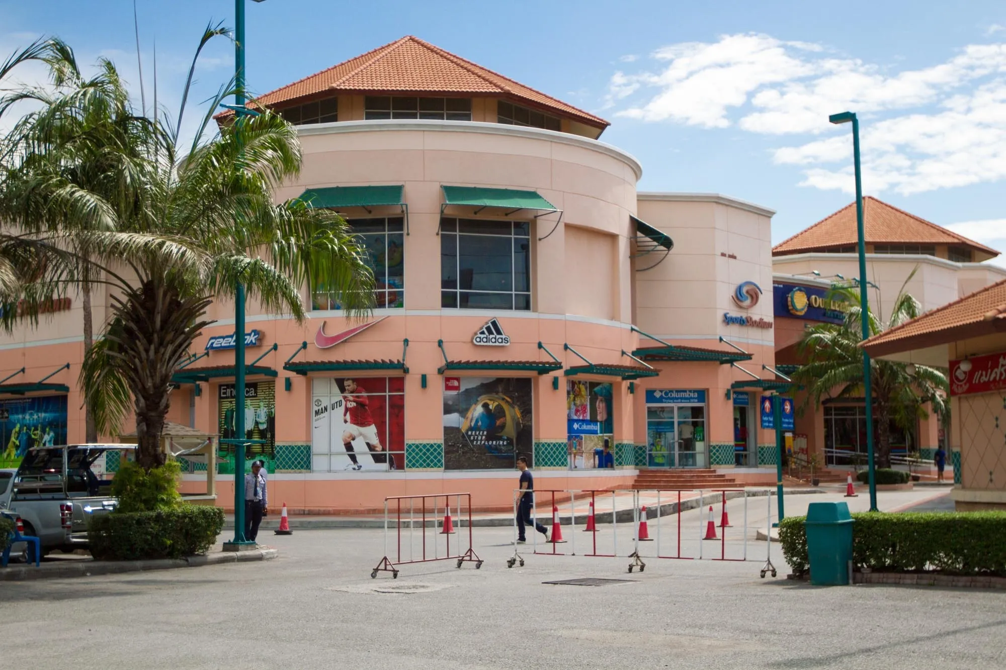 Outlet Mall Pattaya in Thailand, central_asia | Fragrance,Handbags,Accessories,Clothes,Cosmetics,Swimwear - Country Helper
