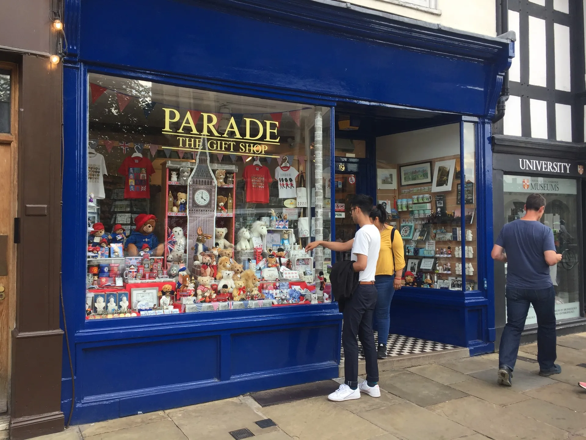 Parade in United Kingdom, europe | Souvenirs - Country Helper