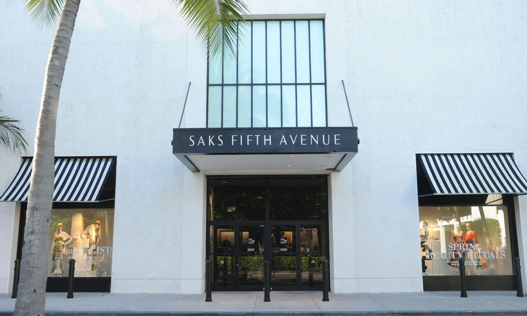 Saks Fifth Avenue in USA, north_america | Fragrance,Handbags,Shoes,Accessories,Clothes,Natural Beauty Products,Cosmetics,Swimwear - Country Helper
