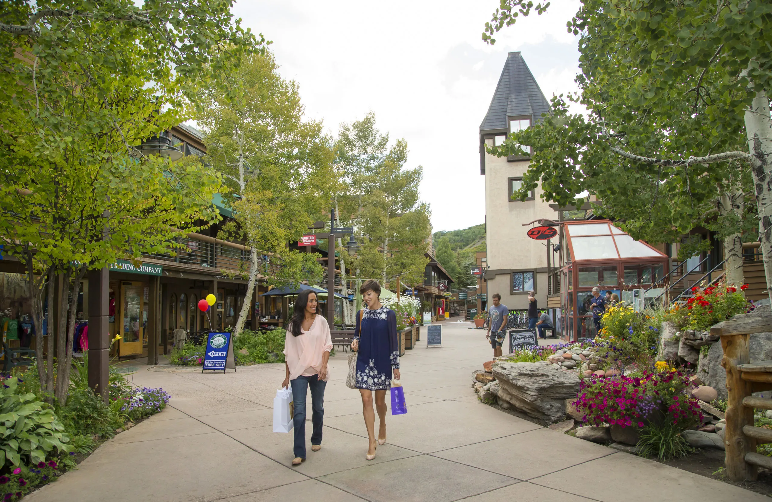 Snowmass Mall in USA, north_america | Shoes,Clothes,Travel Bags - Country Helper