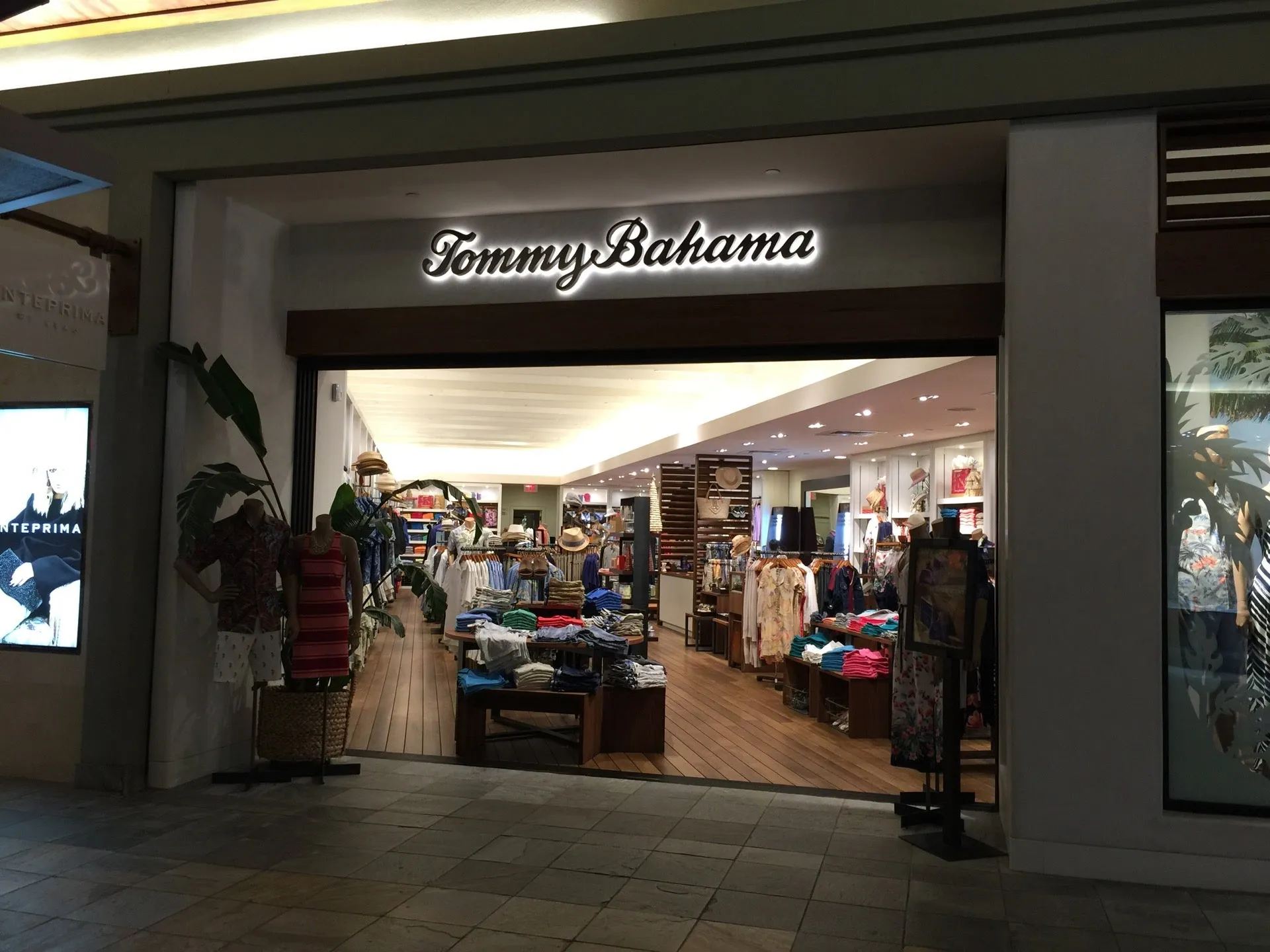 Tommy Bahama in USA, north_america | Clothes - Country Helper