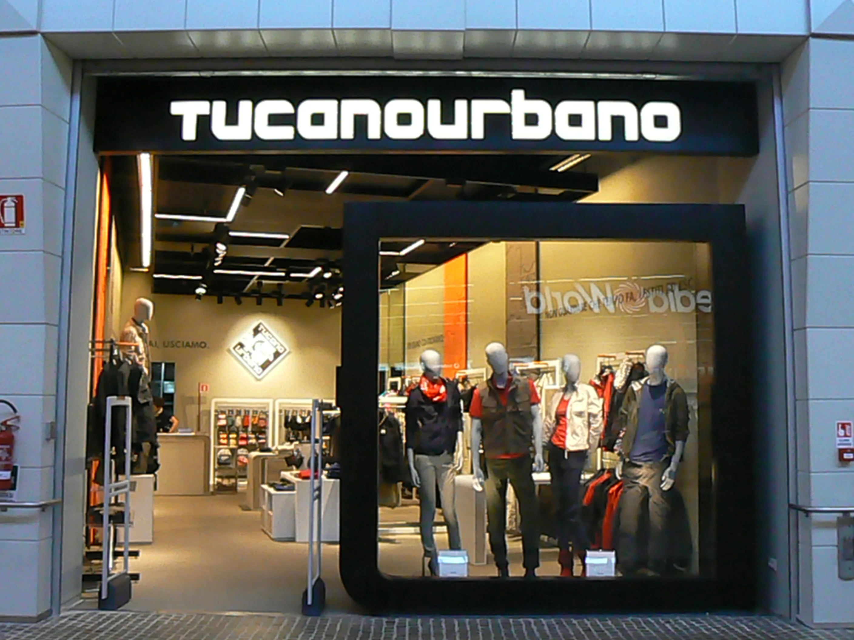 Tucano Urbano Store in Italy, europe | Sportswear - Country Helper