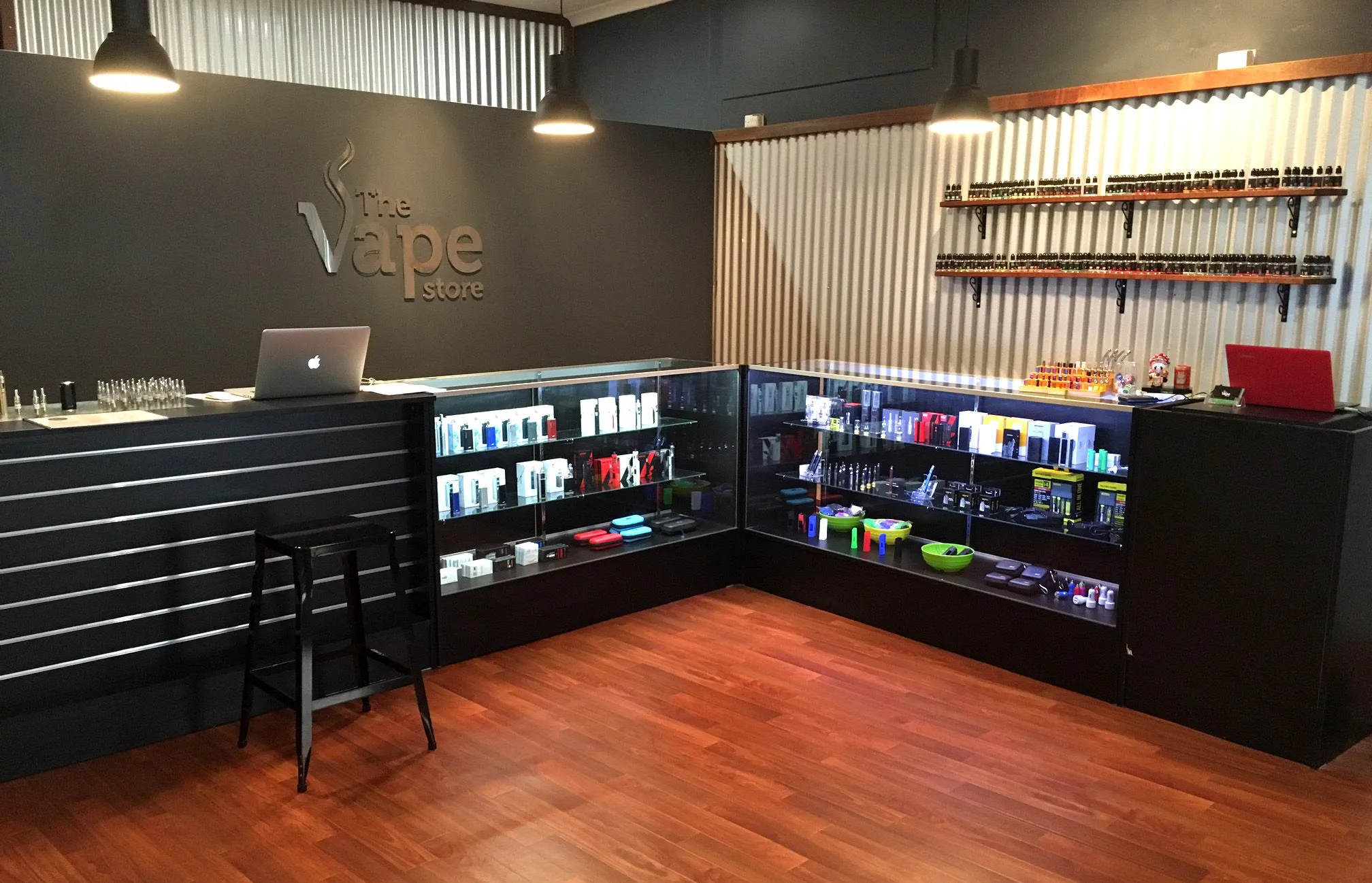 E-cigaretts Shopping - showcases with products related to electronic cigarettes