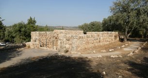 Khirbet Hanoot in Israel, Jerusalem District | Excavations - Rated 3.5