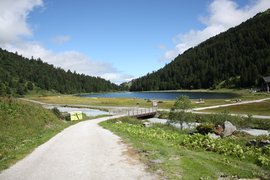 Lac de Tueda in France, Auvergne-Rhone-Alpes | Lakes - Rated 0.8