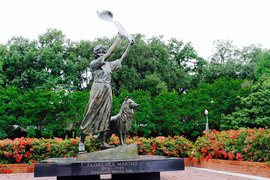 Waving Girl Statue in USA, Georgia | Monuments - Rated 3.7