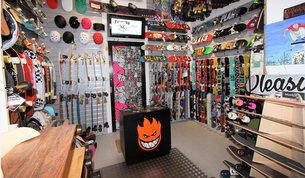 Pleasures Shop Milano in Italy, Lombardy | Sporting Equipment,Sportswear - Country Helper