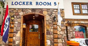 Locker Room 5 in USA, New York | Sportswear - Country Helper