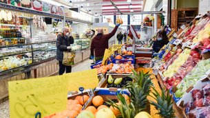Como Covered Market in Italy, Lombardy | Seafood,Groceries,Fruit & Vegetable,Organic Food - Country Helper