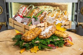Pozzi Pastry Shop in Italy, Lombardy | Baked Goods - Country Helper
